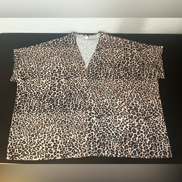 Black Leopard Print V-Neck Top- Medium - Picture 3 of 7
